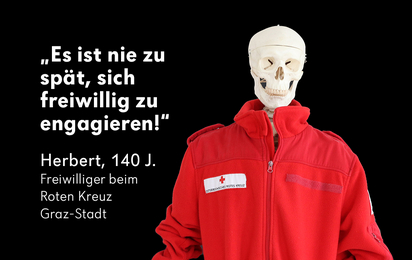 Herbert, das Skelett, ist Freiwilliger beim Roten Kreuz Graz-Stadt und findet, dass es nie zu spät ist, sich ehrenamtlich zu engagieren.