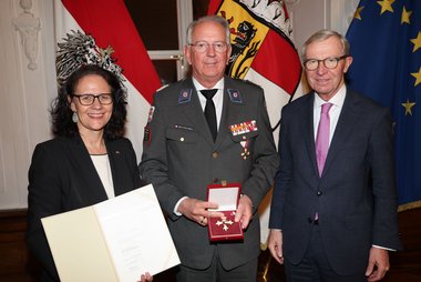 Landeshauptmann Wilfried Haslauer und Landesrätin Daniela Gutschi bei der Überreichung des Ehrenzeichens des Landes Salzburg an Präsident Werner Aufmesser aus Radstadt.