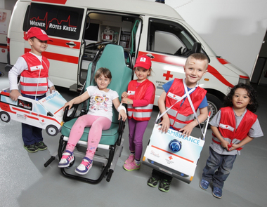 Kinder zu Besuch beim Wiener Roten Kreuz