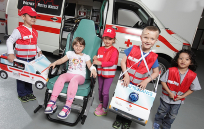 Kinder zu Besuch beim Wiener Roten Kreuz