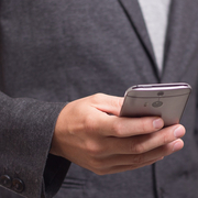 Ein Mann hält ein Handy in der Hand