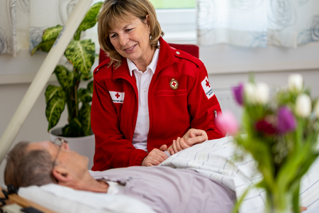 Rotkreuz-Mitarbeiterin Gertraud Reiter mit Hospiz Klient.