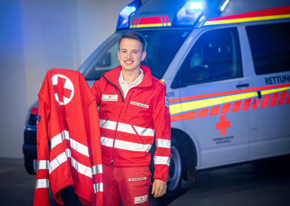 Mitarbeiter mit roter Jacke