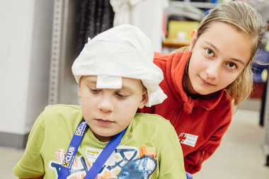 Helfen kann Spaß machen. Beim Jugendrotkreuz lernen Kinder & Jugendliche die wichtigsten Erste-Hilfe-Maßnahmen und Spaß am Helfen.