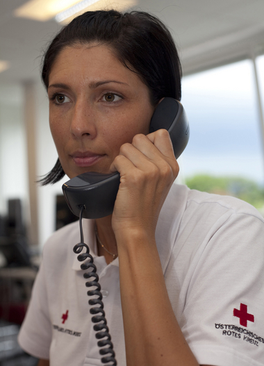 Rotkreuz-Mitarbeiterin am Telefon. 