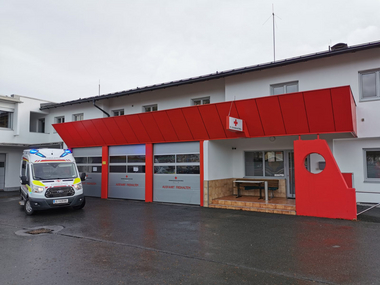 Foto der Ortsstelle St. Johann mit einem RTW vor der Wache