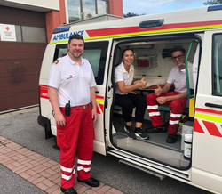 Mitarbeitende des Roten Kreuzes in Rettungswagen