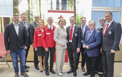 Gruppenfoto bei der Eröffnung des neuen Blutspendestützpunktes in Zwettl.