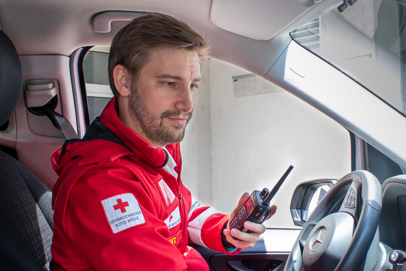 Der Offizier Florian Bernt im Kommandowagen des Roten Kreuzes Graz-Stadt.