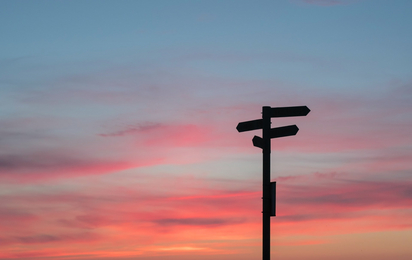 Wegweiser im Sonnenuntergang