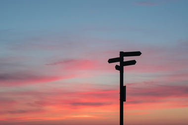 Wegweiser im Abendlicht