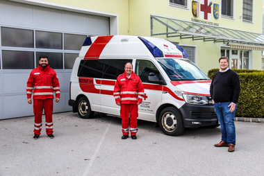 Ortsstellenleiter Markus Gösweiner mit den Stellvertretern Bgm. Michael Eibel und Christian Eror stehen vor dem Rettungsauto