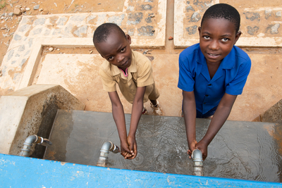 Zwei Kinder aus Ruanda waschen sich die Hände.