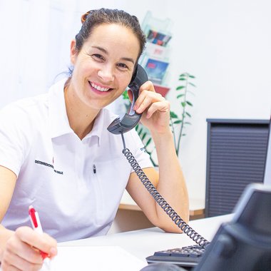 Mitarbeiterin am Telefon