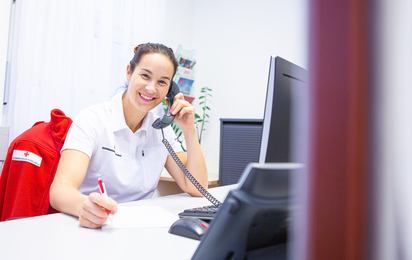 Mitarbeiterin am Telefon