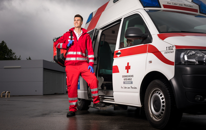 Zivildiener mit Einsatzrucksack steigt aus dem Patientenraum des RTWs.