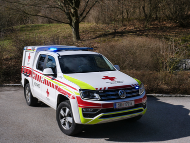 NEF Steyr mit eingeschalteten Blaulicht