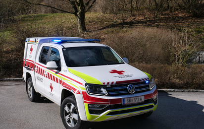 NEF Steyr mit eingeschalteten Blaulicht