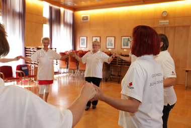 Regelmäßige Bewegung bietet SeniorInnen eine optimale Möglichkeit, aktiv im Alter zu sein und ihre Vitalität nachweislich zu verbessern. Körperliche Übungen sind gesund für Körper und Geist und helfen auch dabei, die Koordinationsfähigkeit bis ins hohe Alter zu erhalten.