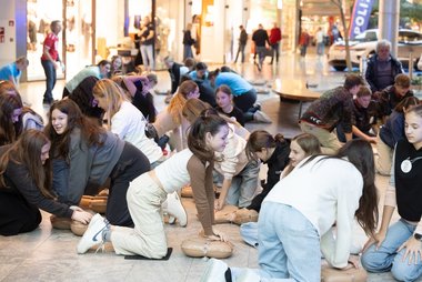 Wie einfach Leben retten ist, zeigten 200 Kinder und Jugendliche im Salzburger Europark bei einem Flashmob.