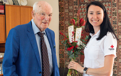 Sabine Pasterk von der Rufhilfe Steiermark übergibt ein Präsent an Klaus Eichholz.