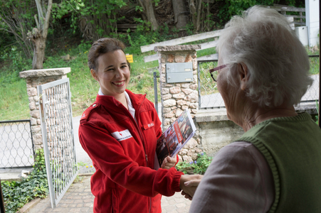 Mitarbeiterin besucht ältere Dame