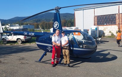 Willi vor einem Hubschrauber in Ostrava