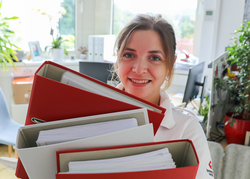 Elisa Muhr mit ihren Ausbildungsunterlagen für ihre Tätigkeiten in den Sozialen Diensten an der Rotkreuz-Bezirksstelle Graz-Stadt.