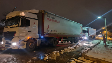 LKW mit Hilfspaketen am Weg in die betroffenen Regionen