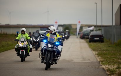 © RKNÖ/O.Miller-Aichholz Foto der Motorrad-Beneifzausfahrt, zu sehen Rotkreuz-Fahnen und Motorradfahrer:innen.