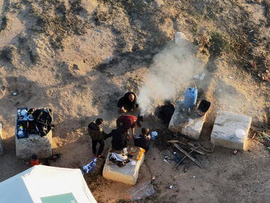 Menschen in Gaza kochen im Freien