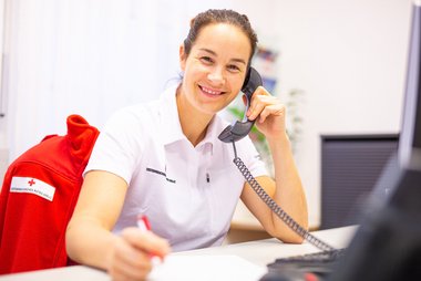 Karin Rainer, eine Kummernummermitarbeiterin, telefoniert mit einer Person, die ein offenes Ohr benötigt.