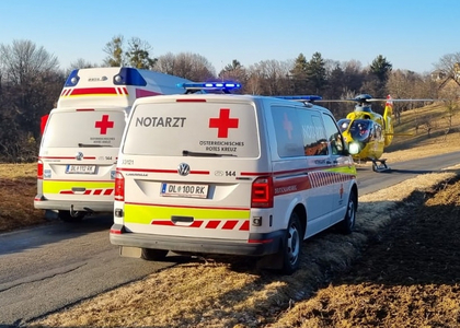 Rettungswagen und Notarztwagen vor Rettungshubschrauber