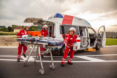 Ein Team vom Rettungsdienst der Ortsstelle Frankenburg im Einsatz bei einer Übung