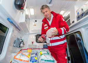 Gerhard Cowling - Rettungssanitäter - befindet sich in einem Rettungswagen und kontrolliert gerade die Ausstattung des Notfallrucksackes auf Funktionalität und Vollständigkeit.