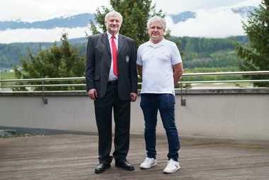 Dr. Thomas Fluckinger und Dr. Bachler stehen auf der Terrasse im Roten Kreuz Tirol. Sie sind die ärztlichen Leiter bei medcare