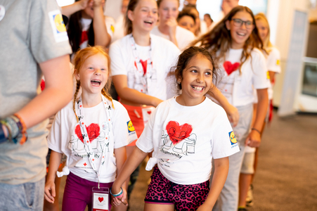 Begeisterte Kinder aus einer Rotkreuz-Jugendgruppe sind auf einem Camp