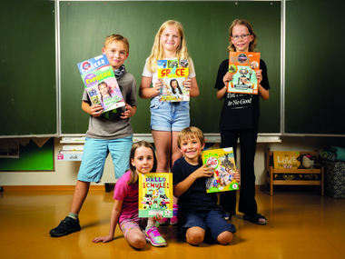 Schüler:innen mit den ÖJRK-Schülerzeitschriften