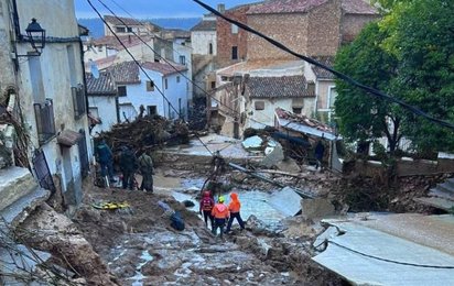 Von der Flut zerstörte Straße in Spanien im Oktober 2024. Überall Schlamm und Trümmer.