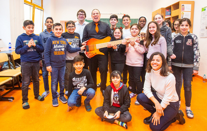 im Bild Integrationsbotschafter Juan Garcia Herreros und Kinder in einer Schule