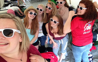 Get Social bei der Rotkreuz-Jugend. Kinder lachen mit der Get Social-Sonnenbrille in die Kamera.