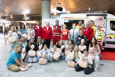 Wie einfach Leben retten ist, zeigten 200 Kinder und Jugendliche im Salzburger Europark bei einem Flashmob.