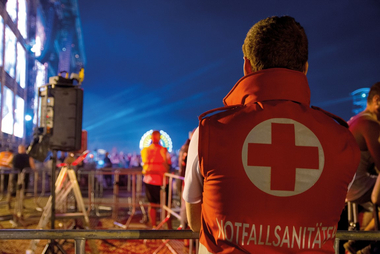 Sanitätsdienst beim Nova Rock-Festival in Nickelsdorf, Sanitäter vor Bühne, abends, 2019