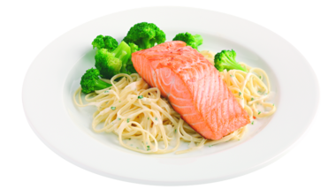 Zart gebratener Lachs mit feinen Taglierini mit Limonensauce und Broccoliröschen