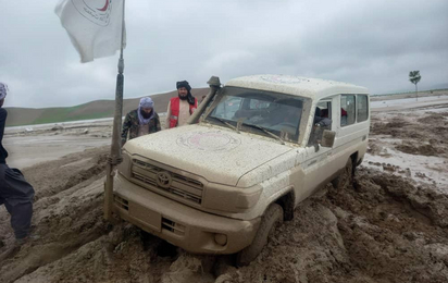 Ein Auto des Afghanischen Roten Halbmonds stecht aufgrund der Fluten im Schlamm fest