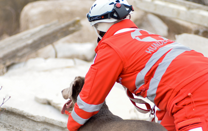 Suchhunde Niederösterreich - eine Rotkreuz-Mitarbeiterin mit ihrem Suchhund im Einsatz