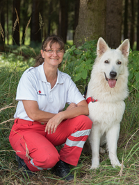 Hundeführerin Gabi mit weißen schweizer Schäfer Yuky