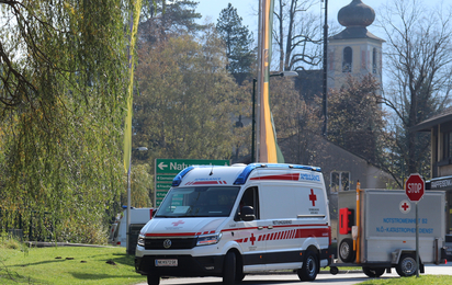 Rettungswagen mit Anhänger des Katastrophenschutzes