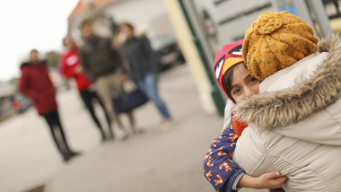 Eine Mutter umarmt ihre Tochter mit der Hilfe der Familienzusammenführung im Roten Kreuz Niederösterreich