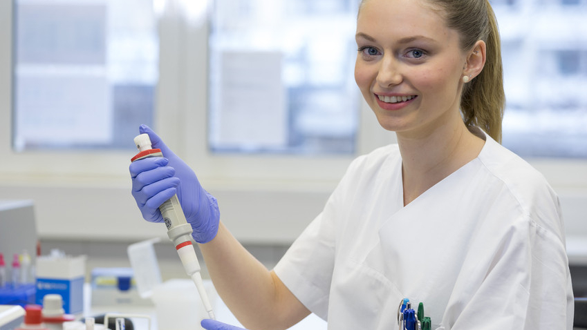 Eine Rotkreuz-Mitarbeiterin der Labordiagnostik testet das Blut nach einer Blutspende